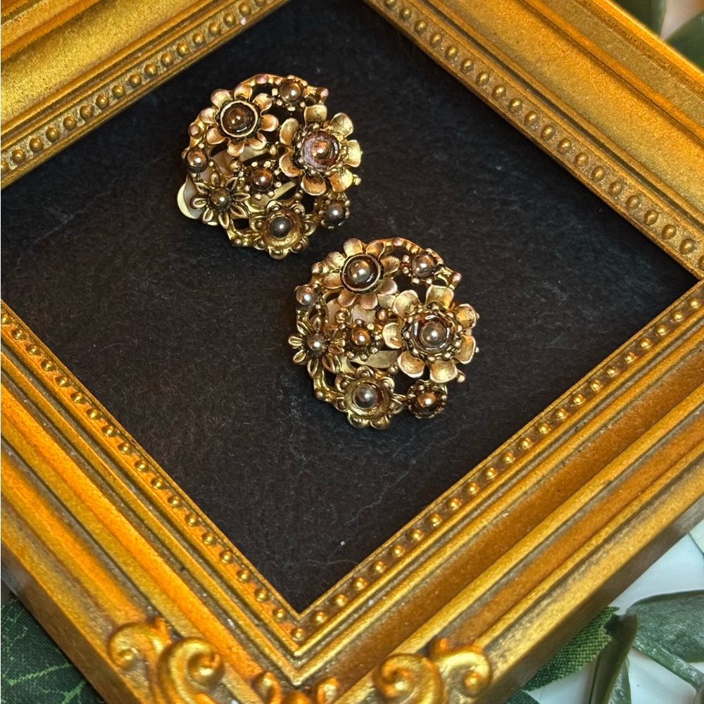 VTG Gorgeous Brassy Gold Floral Cluster w/ Grey Pearls Earrings - Picture 8 of 16